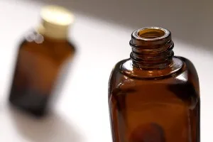 30 ml amber glass bottle for essential oils with PP18 finish-5