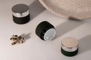 Green frosted 20ml glass jar with sealing disc and EPE liner inserted in the cap-5