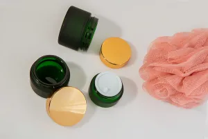 Green frosted 20ml glass jar with sealing disc and EPE liner inserted in the cap-7