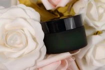 Green frosted 20ml glass jar with sealing disc and EPE liner inserted in the cap Green frosted 20ml glass jar with sealing disc and EPE liner inserted in the cap