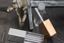 Θήκη για lip gloss 4 ml με καπάκι και αποστραγγιστήρα Θήκη για lip gloss 4 ml με καπάκι και αποστραγγιστήρα