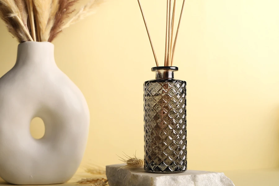 Γυάλινο διακοσμητικό μπουκάλι 150 ml με ανάγλυφο σχέδιο για αρωματικό χώρου Γυάλινο διακοσμητικό μπουκάλι 150 ml με ανάγλυφο σχέδιο για αρωματικό χώρου