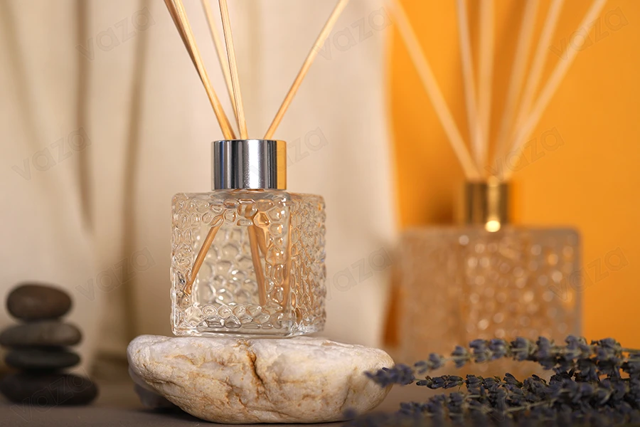 100 ml quadratische Glasflasche (PP 28) mit geprägtem Design für Lufterfrischer-bildgruppe