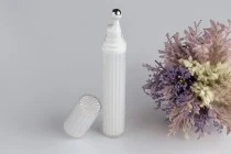 Μπουκαλάκι ακρυλικό 20 ml για καλλυντική χρήση σε λευκό ιριδίζον χρώμα με αντλία roll-on και καπάκι
