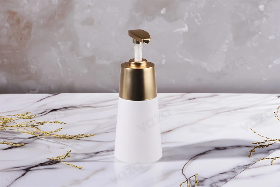 Flacon en plastique PET 200 ml blanc mat avec pompe dorée mate Flacon en plastique PET 200 ml blanc mat avec pompe dorée mate-εικόνα_σύνθεση