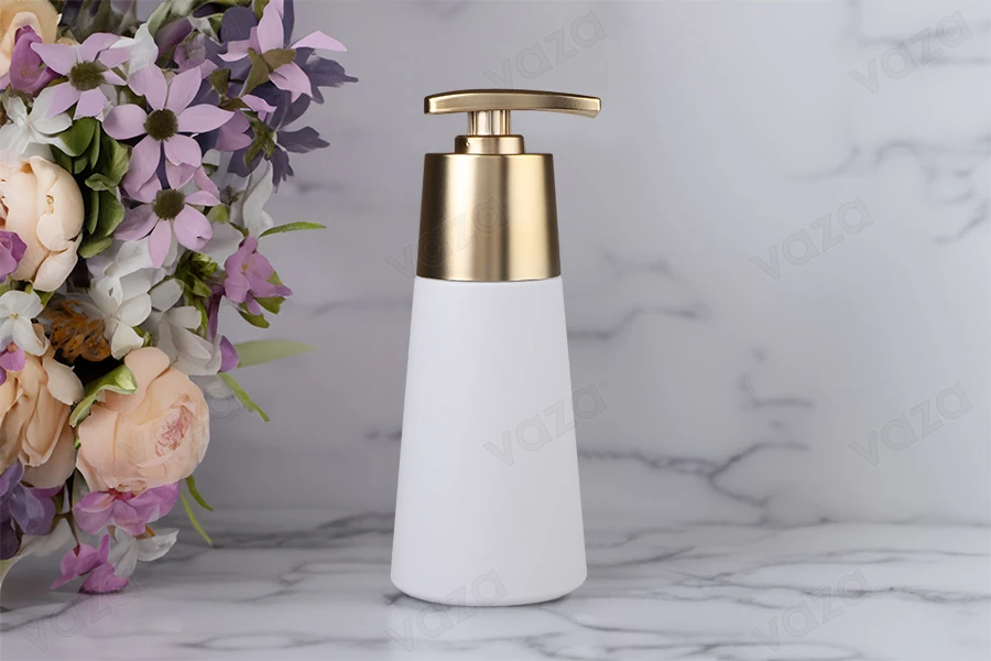 Πλαστικό PET μπουκάλι 300 ml λευκό ματ με χρυσή ματ αντλία Πλαστικό PET μπουκάλι 300 ml λευκό ματ με χρυσή ματ αντλία-εικόνα_σύνθεση