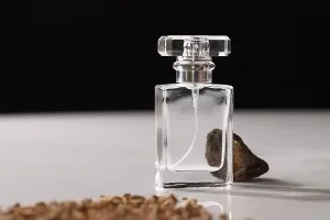 Γυάλινη φιάλη αρωμάτων 30 ml με καπάκι και σπρέι (PP 15)-7