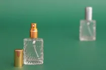 Μπουκαλάκι αρωμάτων 15 ml γυάλινο με σπρέι και καπάκι Μπουκαλάκι αρωμάτων 15 ml γυάλινο με σπρέι και καπάκι