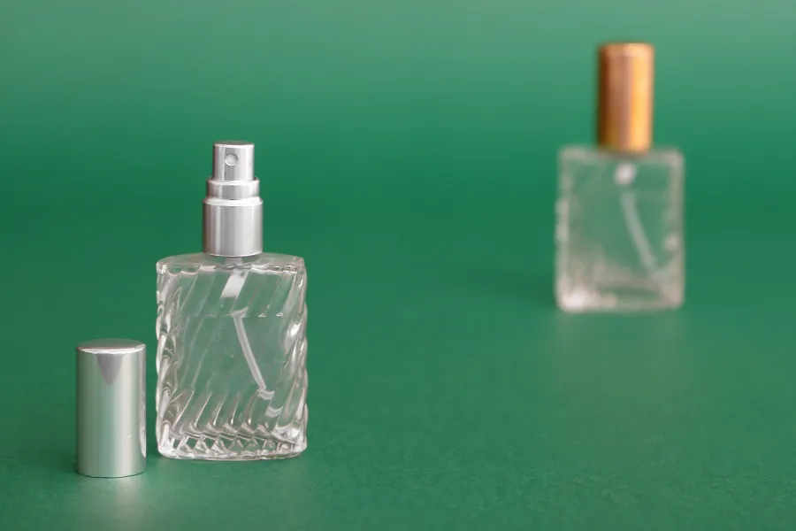 Μπουκαλάκι αρωμάτων 15 ml γυάλινο με σπρέι και καπάκι Μπουκαλάκι αρωμάτων 15 ml γυάλινο με σπρέι και καπάκι