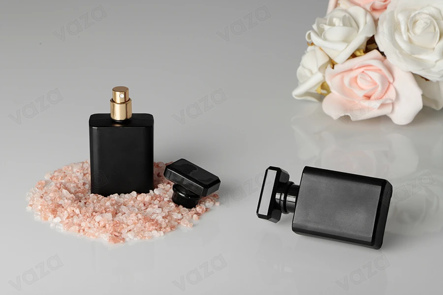 Flacon de parfum en verre de 50 ml de couleur noire avec vaporisateur et bouchon-photo_groupe