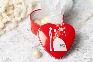 Boîte en aluminium avec un dessin représentant un mariage en forme de cœur-4