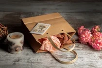 Τσάντα χάρτινη με πλαστικοποιημένο καφέ χερούλι και ασημί τρουκς 200x90x200 Τσάντα χάρτινη με πλαστικοποιημένο καφέ χερούλι και ασημί τρουκς 200x90x200