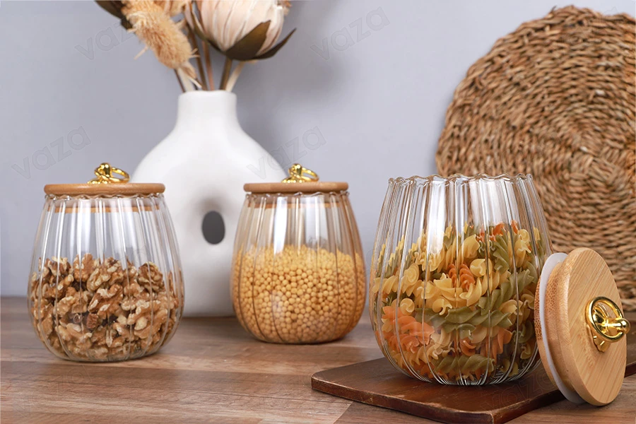 Βάζο γυάλινο 700 ml διάφανο, με ξύλινο καπάκι, λάστιχο και χρυσό μεταλλικό κρίκο-εικόνα_σύνθεση