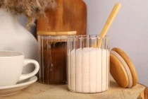 Βάζο γυάλινο 370 ml διάφανο με ρίγες και ξύλινο καπάκι με λάστιχο Βάζο γυάλινο 370 ml διάφανο με ρίγες και ξύλινο καπάκι με λάστιχο