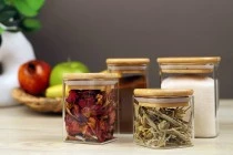 Γυάλινο τετράγωνο βάζο 450 ml με ξύλινο καπάκι και λάστιχο Γυάλινο τετράγωνο βάζο 450 ml με ξύλινο καπάκι και λάστιχο