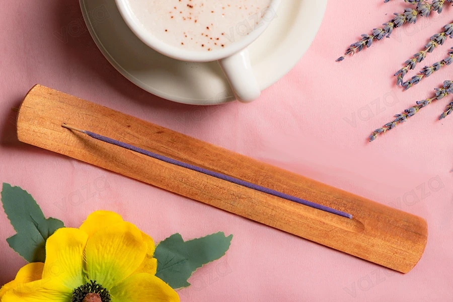 Σετ bamboo sticks σε 4 φυσικά αρώματα φυτών ή φρούτων και ξύλινη βάση-εικόνα_σύνθεση