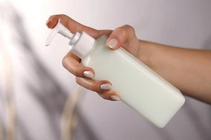 Bouteille carrée semi-transparente en plastique de 300 ml 28/410-3