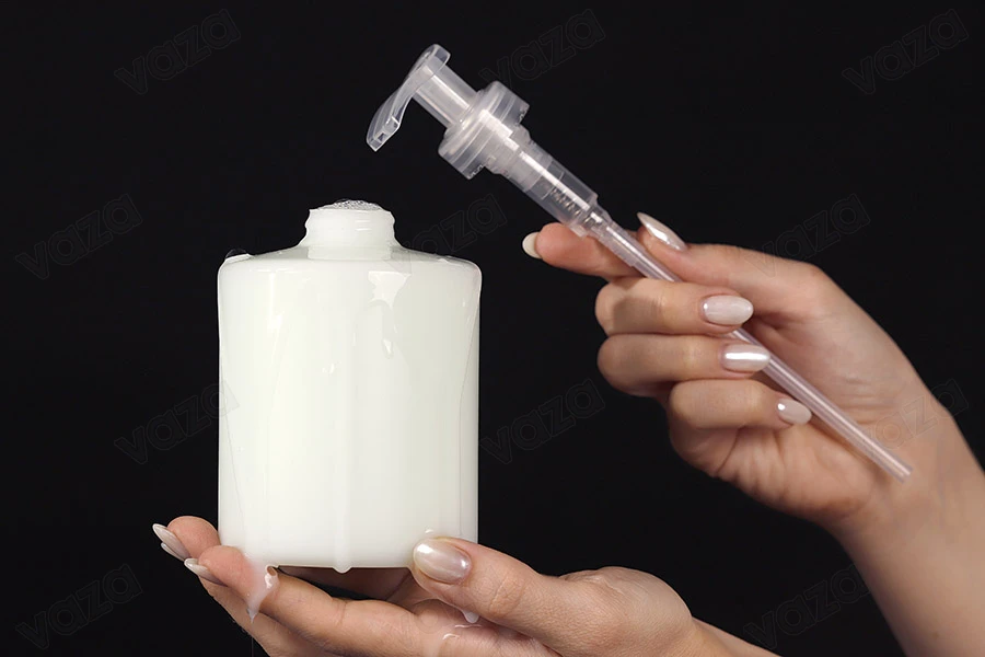Round plastic bottle 400ml semi-transparent  with pump 28/400-photo_groupe