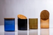 Βαζάκι γυάλινο 85x100 mm με ξύλινο καπάκι και λάστιχο Βαζάκι γυάλινο 85x100 mm με ξύλινο καπάκι και λάστιχο