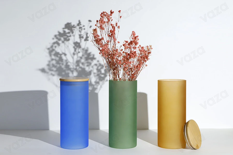 Βαζάκι γυάλινο 85x200 mm με ξύλινο καπάκι σε διάφορα ματ χρώματα-εικόνα_σύνθεση