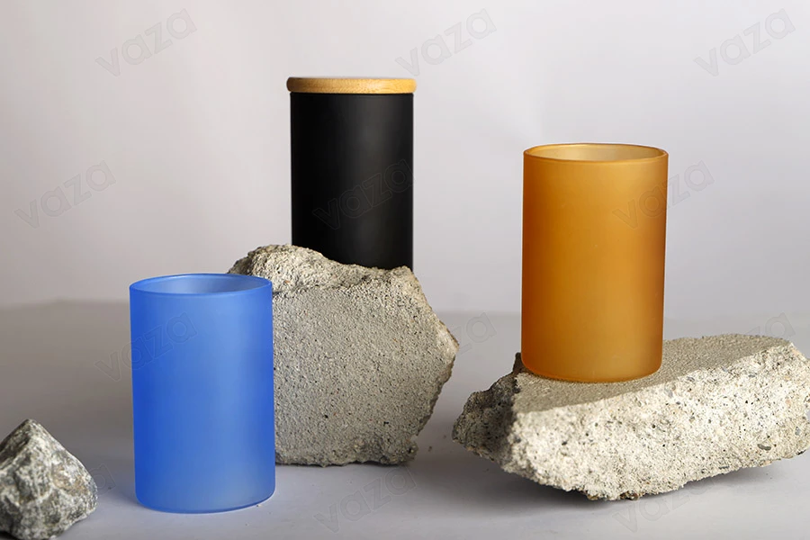 Βαζάκι γυάλινο 65x100 mm με ξύλινο καπάκι και λάστιχο σε διάφορα ματ χρώματα-εικόνα_σύνθεση