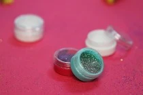 Βαζάκι ακρυλικό 5 ml με διάφανο καπάκι σε διάφορα χρώματα - 12 τμχ Βαζάκι ακρυλικό 5 ml με διάφανο καπάκι σε διάφορα χρώματα - 12 τμχ