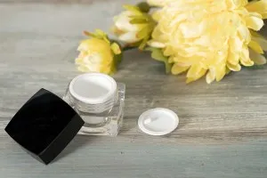 Βάζο πολυτελείας τετράγωνο για κρέμα 5 ml, ακρυλικό με μαύρο καπάκι, με εσωτερικό παρέμβυσμα στο καπάκι και πλαστικό στο βάζο-8