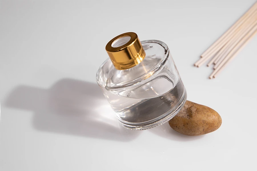 Bottiglia di vetro cilindrica da 100 ml, adatta per profumatori d'ambiente. Bottiglia di vetro cilindrica da 100 ml, adatta per profumatori d'ambiente.