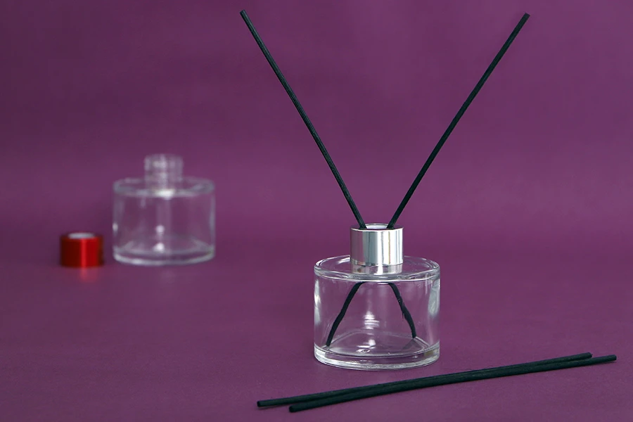 Bottiglia di vetro cilindrica da 100 ml, adatta per profumatori d'ambiente. Bottiglia di vetro cilindrica da 100 ml, adatta per profumatori d'ambiente.