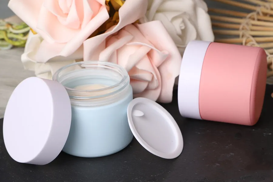 Barattolo in vetro colorato da 60 ml con disco di chiusura in plastica e guarnizione in EPE inserita nel tappo Barattolo in vetro colorato da 60 ml con disco di chiusura in plastica e guarnizione in EPE inserita nel tappo