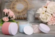 Barattolo in vetro colorato da 60 ml con disco di chiusura in plastica e guarnizione in EPE inserita nel tappo Barattolo in vetro colorato da 60 ml con disco di chiusura in plastica e guarnizione in EPE inserita nel tappo