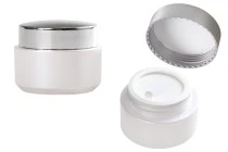 Βάζο 50 ml πλαστικό, λευκό περλέ με ασημί γυαλιστερό καπάκι, εσωτερικό παρέμβυσμα στο καπάκι και πλαστικό στο βάζο Βάζο 50 ml πλαστικό, λευκό περλέ με ασημί γυαλιστερό καπάκι, εσωτερικό παρέμβυσμα στο καπάκι και πλαστικό στο βάζο