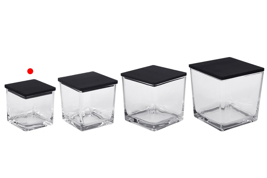 Γυάλινο διακοσμητικό τετράγωνο βάζο 130 ml 60x60x60 mm με ξύλινο καπάκι για κερί Γυάλινο διακοσμητικό τετράγωνο βάζο 130 ml 60x60x60 mm με ξύλινο καπάκι για κερί