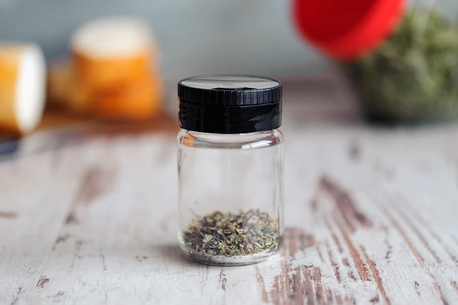 Μικρό κλασικό βαζo για μπαχαρικά 156 ml με καπάκι με οπές και κόσκινο *