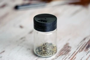 Μικρό κλασικό βαζo για μπαχαρικά 156 ml με καπάκι με οπές και κόσκινο *-7
