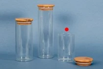 Βαζάκι γυάλινο 250 ml, στρογγυλό με ξύλινο καπάκι και λάστιχο Βαζάκι γυάλινο 250 ml, στρογγυλό με ξύλινο καπάκι και λάστιχο
