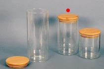 Βαζάκι γυάλινο 700 ml, στρογγυλό με ξύλινο καπάκι και λάστιχο Βαζάκι γυάλινο 700 ml, στρογγυλό με ξύλινο καπάκι και λάστιχο