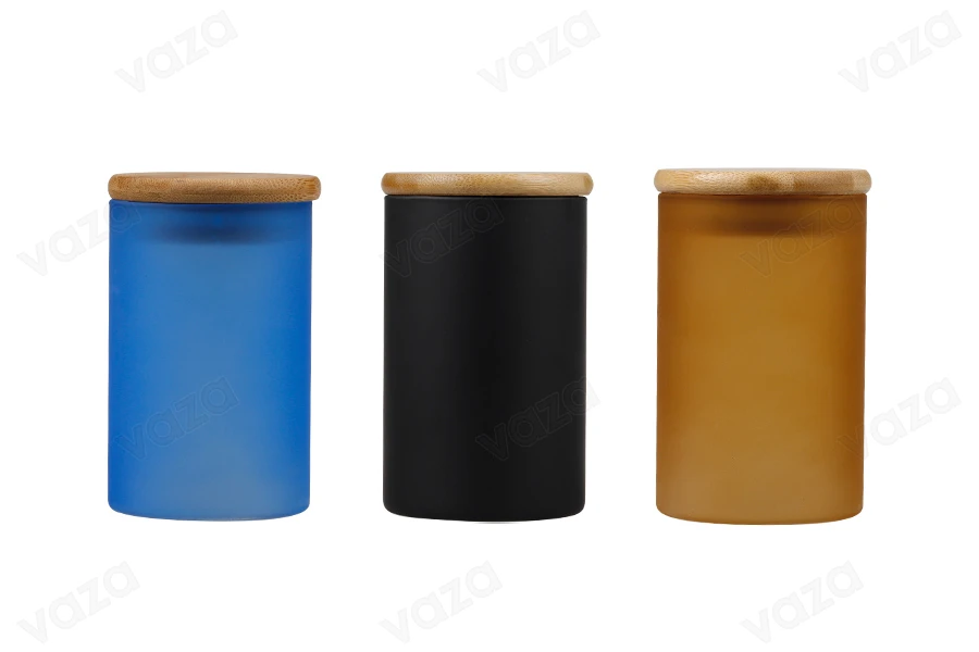 Βαζάκι γυάλινο 65x100 mm με ξύλινο καπάκι και λάστιχο σε διάφορα ματ χρώματα-εικόνα_σύνθεση