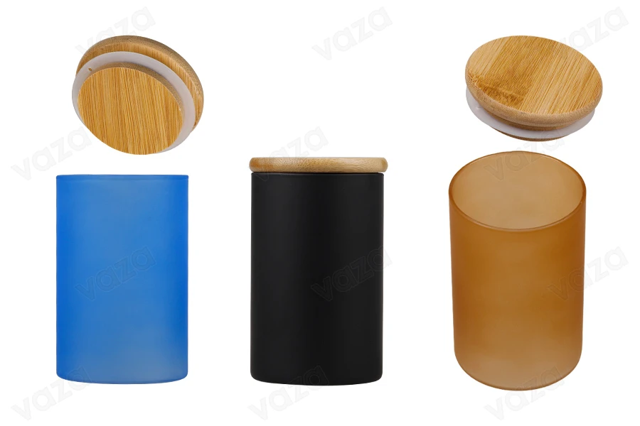Βαζάκι γυάλινο 65x100 mm με ξύλινο καπάκι και λάστιχο σε διάφορα ματ χρώματα-εικόνα_προϊοντική
