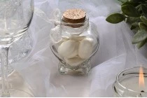 Petit pot comme faveurs de 75ml en verre avec bouchon en forme de cœur pour mariage et baptême