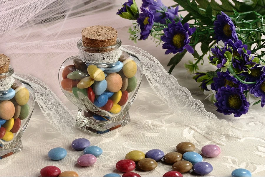Petit pot comme faveurs de 75ml en verre avec bouchon en forme de cœur pour mariage et baptême