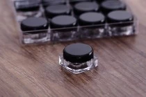 Βαζάκι ακρυλικό τετράγωνο 5 ml διάφανο με μαύρο καπάκι για κρέμες σε ακρυλική κασετίνα 12 τεμαχίων