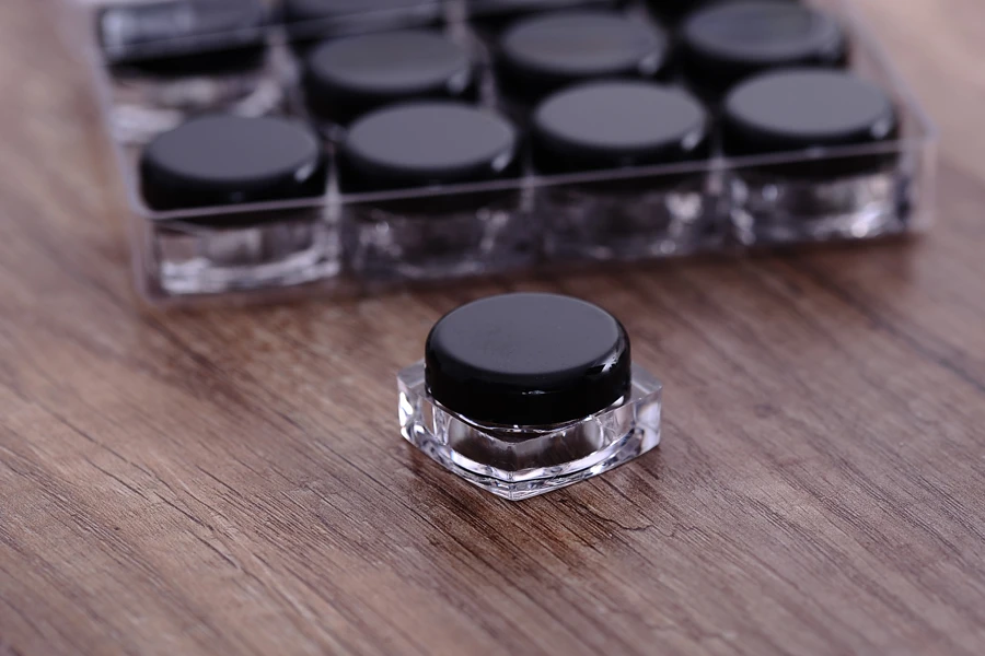 Βαζάκι ακρυλικό τετράγωνο 5 ml διάφανο με μαύρο καπάκι για κρέμες σε ακρυλική κασετίνα 12 τεμαχίων