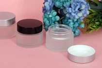 Βαζάκι για κρέμα γυάλινο 50 ml διάφανο αμμοβολής με εσωτερικό παρέμβυσμα στο καπάκι και πλαστικό στο βάζο