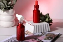 Γυάλινο μπουκαλάκι για αιθέρια έλαια 30 ml κόκκινο γυαλιστερό με στόμιο PP18 Γυάλινο μπουκαλάκι για αιθέρια έλαια 30 ml κόκκινο γυαλιστερό με στόμιο PP18