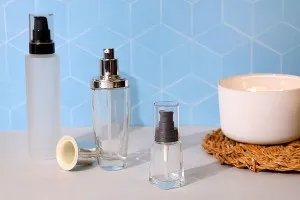 Flacon en verre de 150 ml avec pompe en plastique noir et couvercle transparent-5