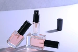 10 ml-Klarglasflasche in rechteckiger Form mit PP18-Auslauf-6