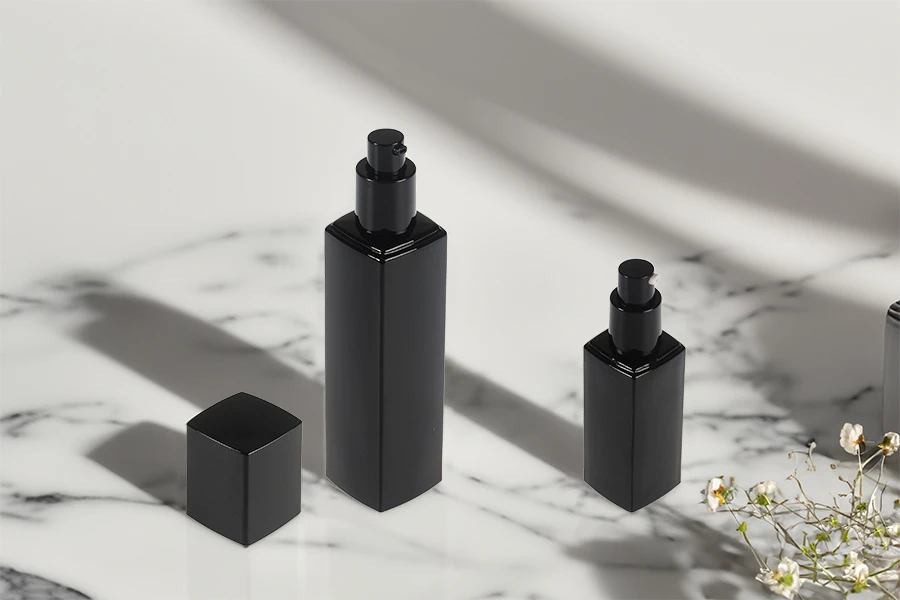 Flacon en verre noir de luxe de 100 ml avec pompe à crème et bouchon Flacon en verre noir de luxe de 100 ml avec pompe à crème et bouchon