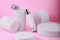 Μπουκάλι airless 50 ml για κρέμα, με λευκό σώμα, καπάκι και βάση αλουμινίου σε ασημί χρώμα Μπουκάλι airless 50 ml για κρέμα, με λευκό σώμα, καπάκι και βάση αλουμινίου σε ασημί χρώμα