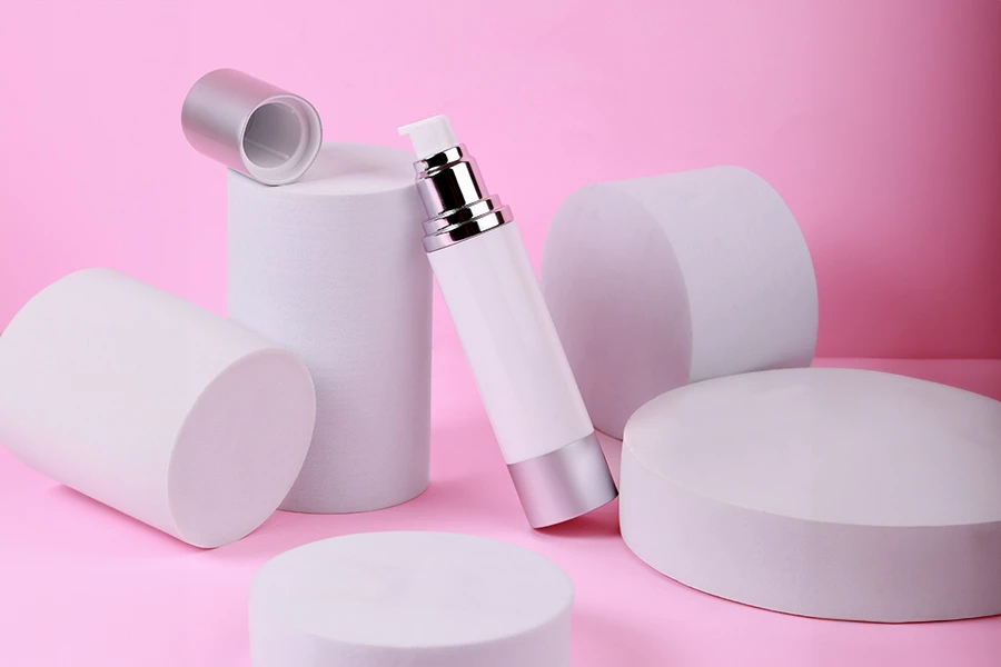 Μπουκάλι airless 50 ml για κρέμα, με λευκό σώμα, καπάκι και βάση αλουμινίου σε ασημί χρώμα Μπουκάλι airless 50 ml για κρέμα, με λευκό σώμα, καπάκι και βάση αλουμινίου σε ασημί χρώμα